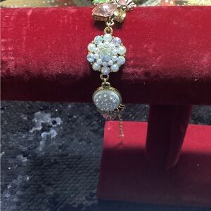 Elegant Gold and White Pearl Bracelet